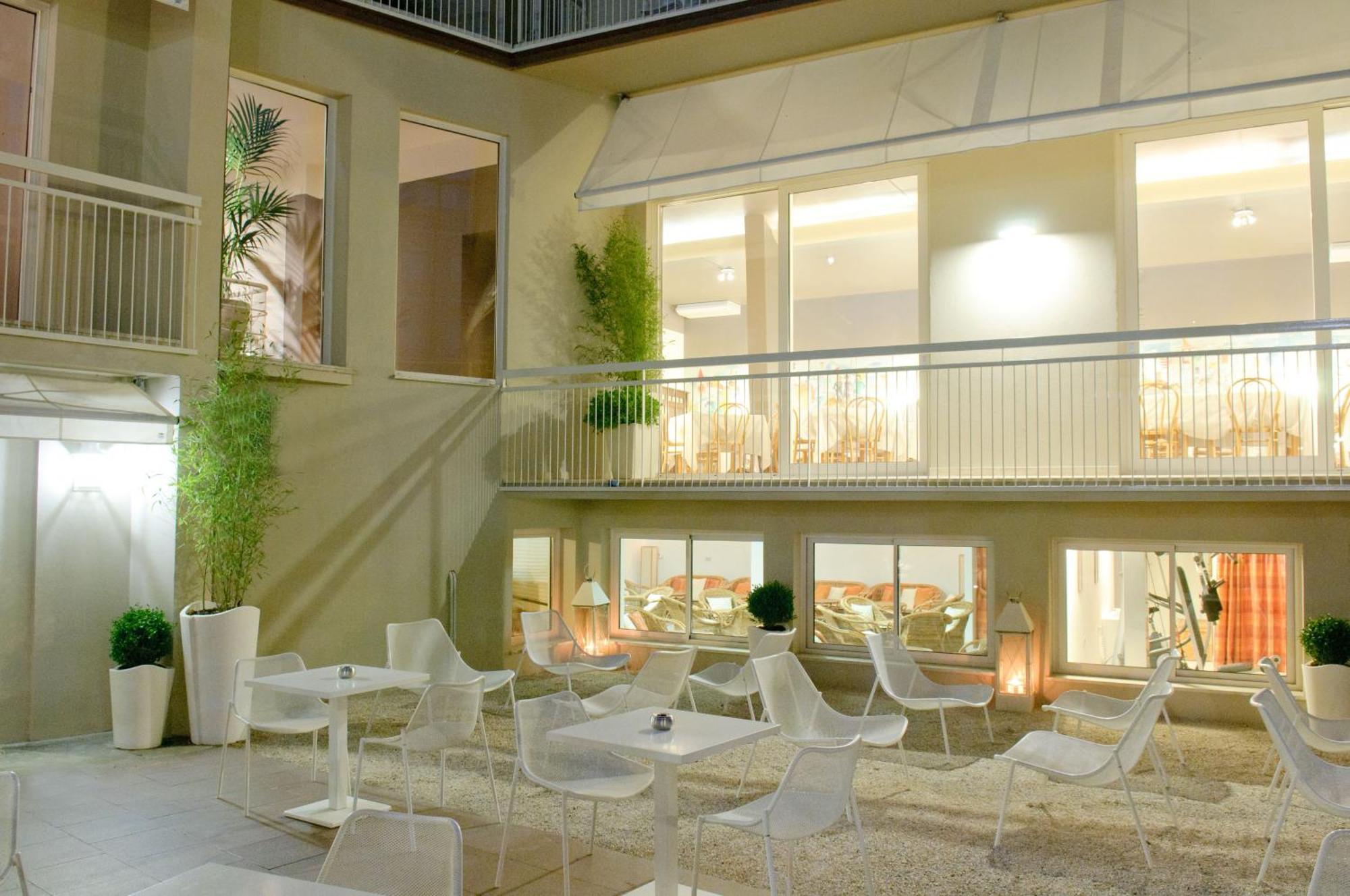Hotel Trionfal - Fronte Mare - Vicinissimi Al Centro 3*